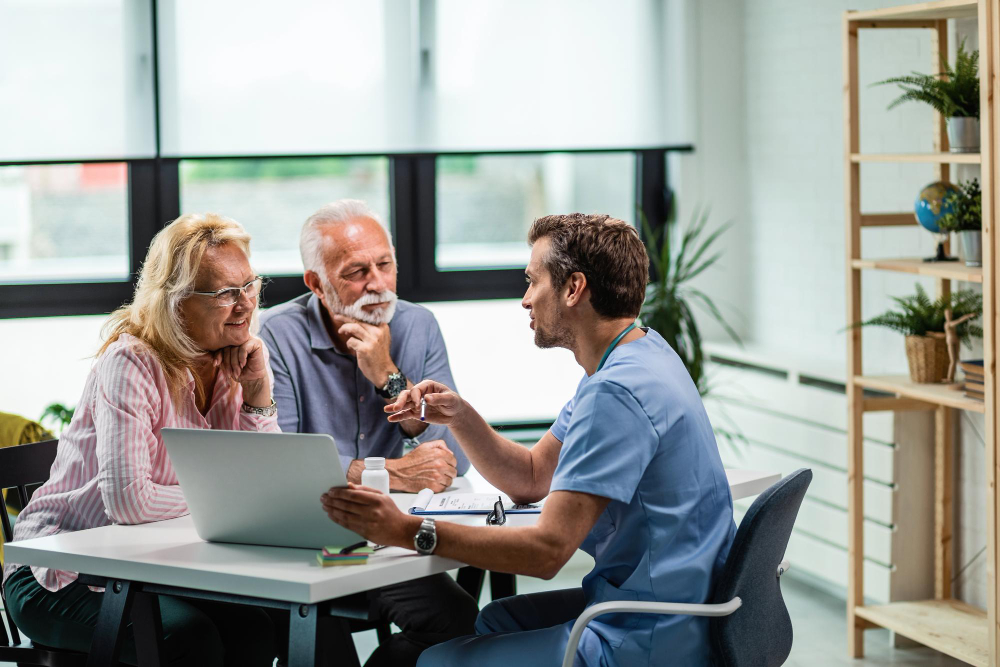 un médecin parlant à un couple de senior